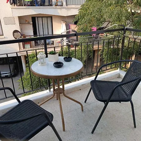 Special Offer -50 Percent Off - Square Apartment *